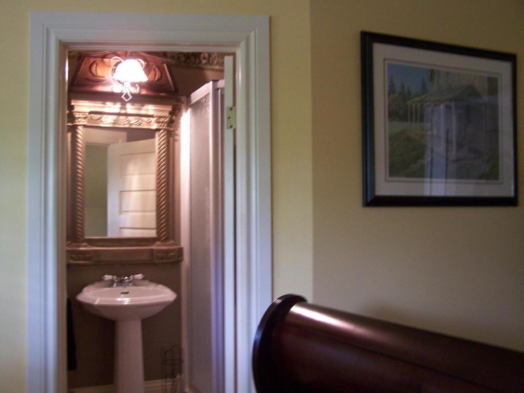 Creighton Manor Inn Bed & Breakfast Orillia Pokoj fotografie